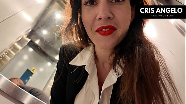 APAGON España - Blackout SPAIN - Bloquée dans l'ascenseur, elle finit par baiser son voisin marié - part 02