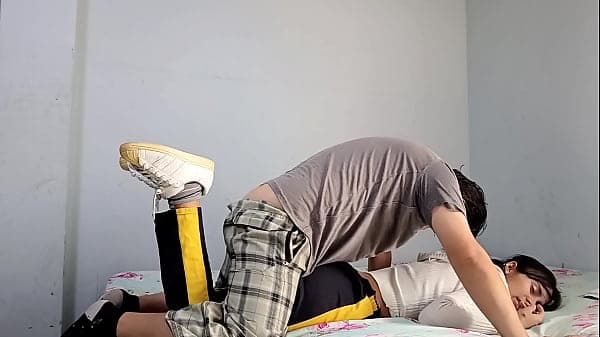 Estudiante universitaria estuvo con la regla pero no le importó a su hermanastro y se la follo durisimo