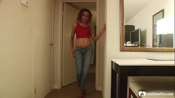 Sexy babe gives an incredible dick-sucking performance