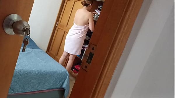 Mi madrastra me descubre espiándola cuando sale de la ducha y se asombra con mi polla dura