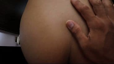 sorprendo a mi vecina saliendo del closet con la verga dura