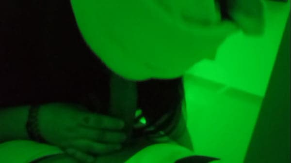 La dueña de la discoteca me chupó mi polla en un cuarto privado, ella tiene la garganta muy profunda!