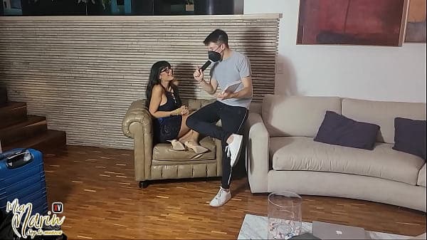 voy a un potcast y después de la entrevista se la mamo al conductor y se viene en mi boca